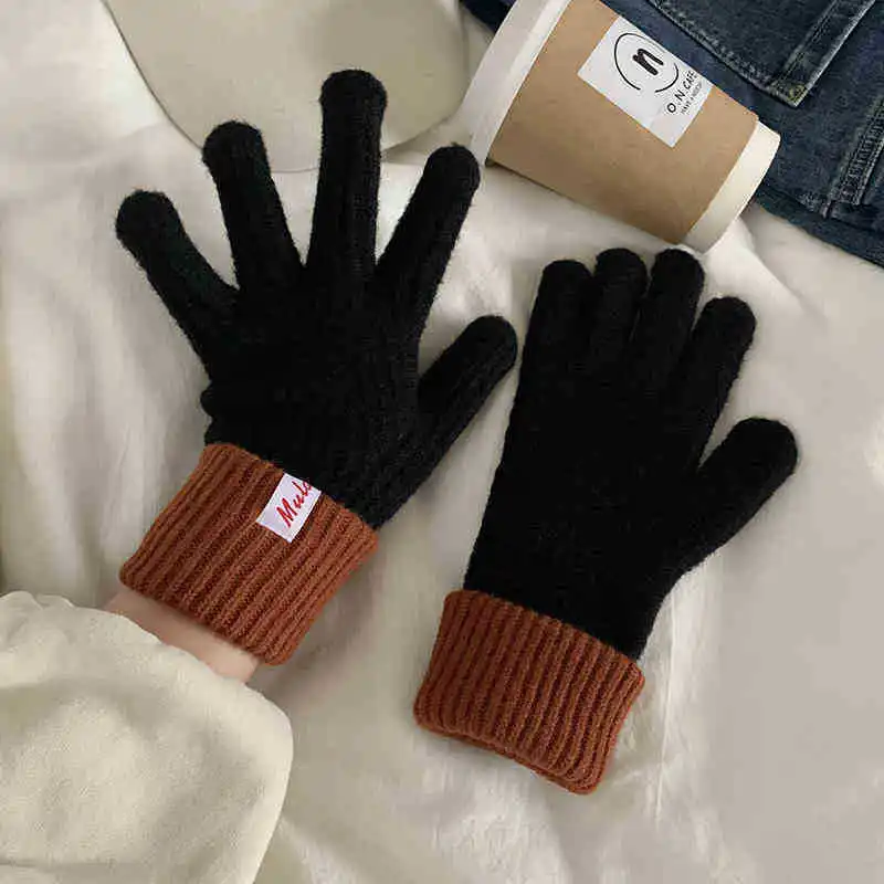 Women's Touch Screen Gloves Are Thick, Warm, and Cold Resistant in Winter. Finger Gloves Are Comfortable and Soft