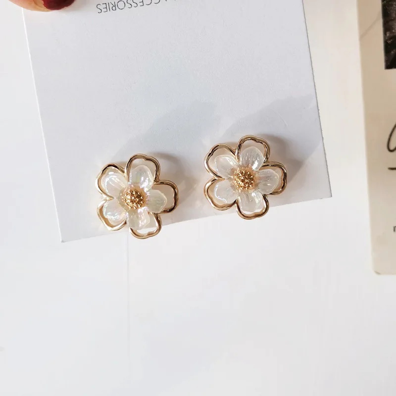 Korean Style Small Daisy Flower Ear Clip Earrings Spring Simple White Purple Petal Flower No Piercing Clip Earrings for Women