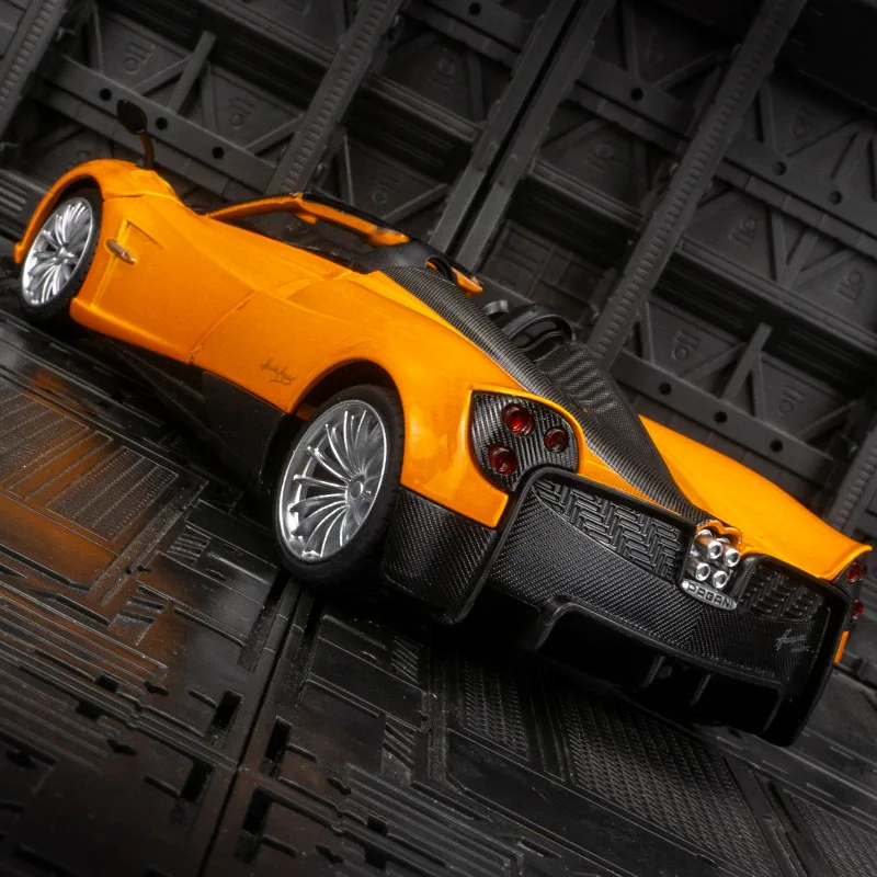 1:24 pagani Huayra, гоночная модель автомобиля из сплава, коллекция украшений для мальчика, акустооптическая игрушка в подарок, 2 двери и задняя крышка, которую можно открыть.