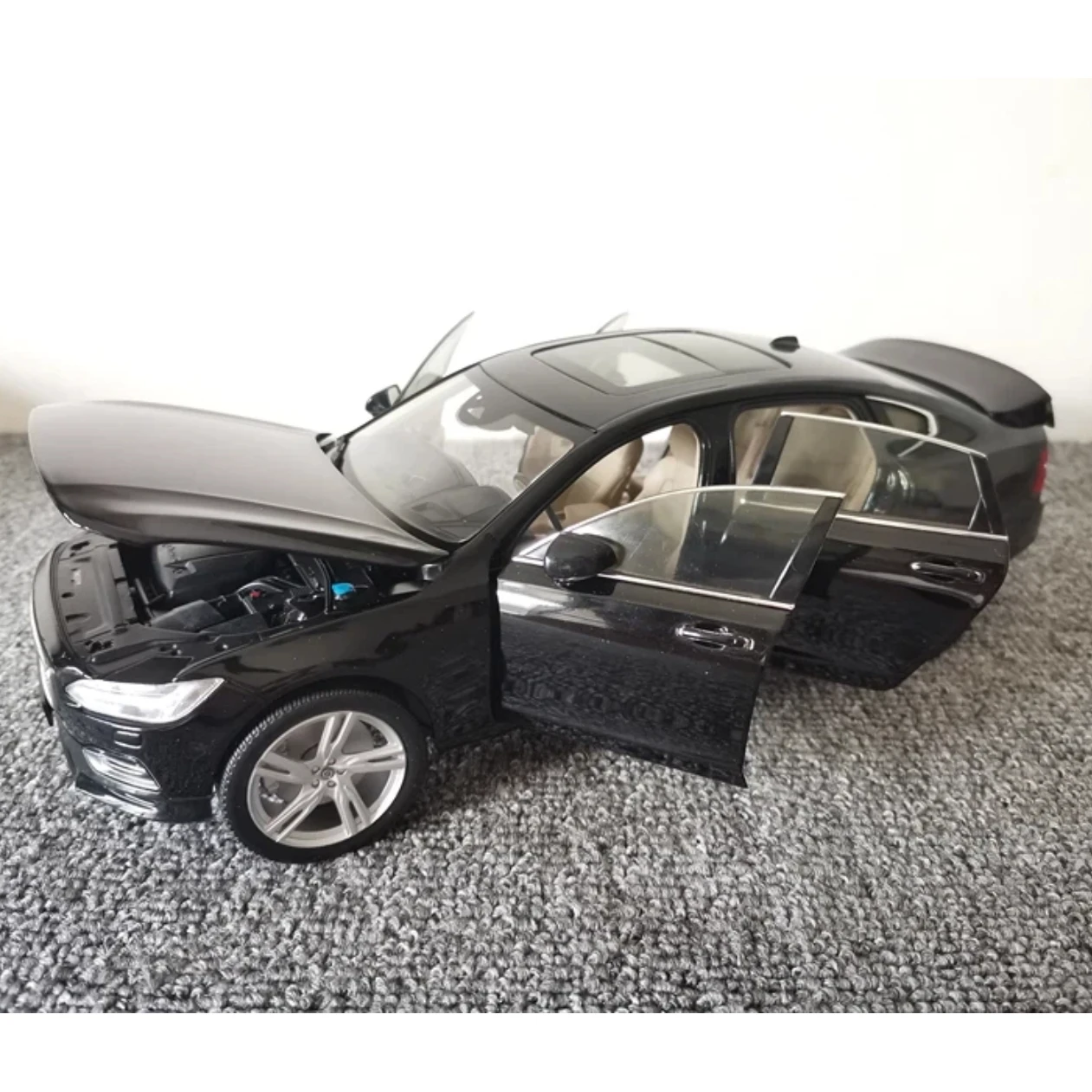 نموذج سيارة المصنع الأصلي فولفو S90 1:18 نموذج السيارة الأصلي تم استعادةها للغاية وإرسالها إلى هدية صديقها