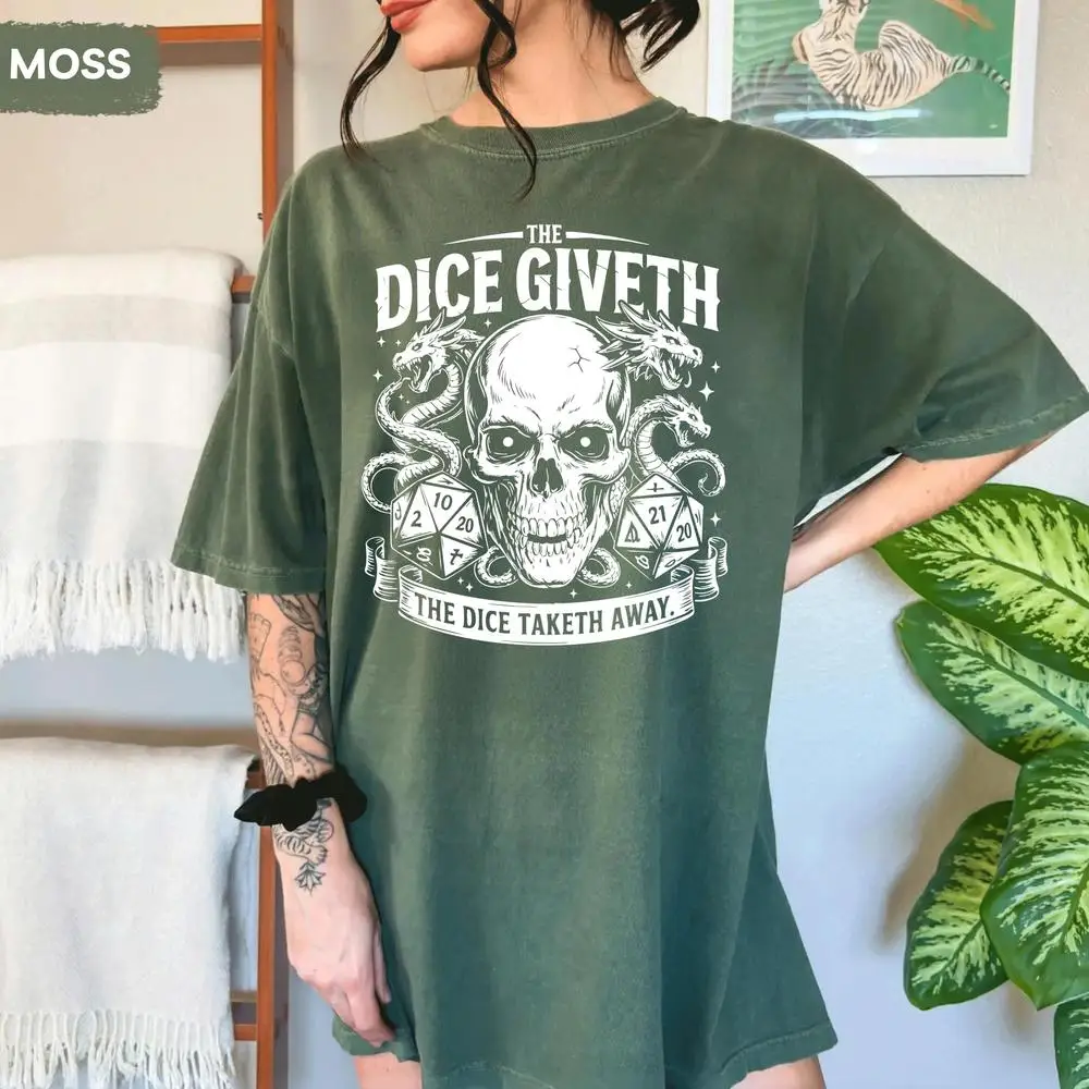 قميص The Dice Giveth and Taketh Away، هدية حفلة الزنزانة، تي شيرت RPG مضحك على الطاولة، قميص DnD Gamer Meme، قميص TTRPG Dice Roll Quote
