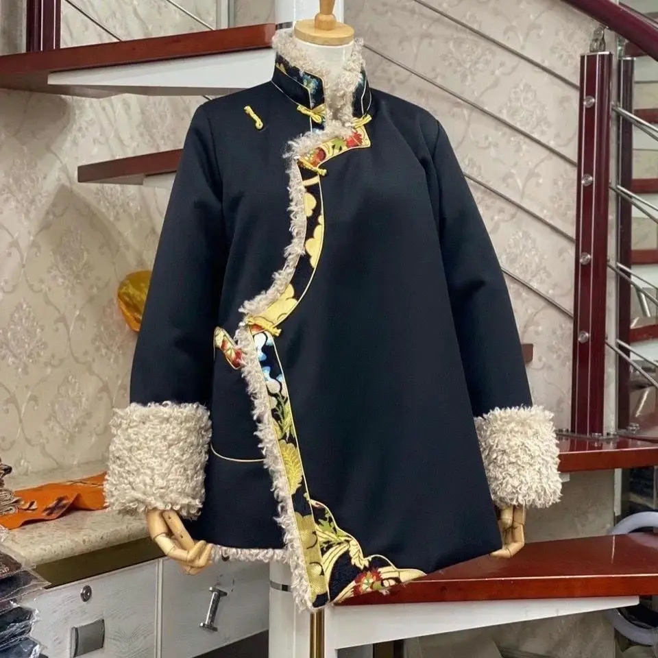 Sowohl tibetische Männer als auch Frauen haben die gleichen Winter-Baumwollkleidung und dicke tibetische Kleidung