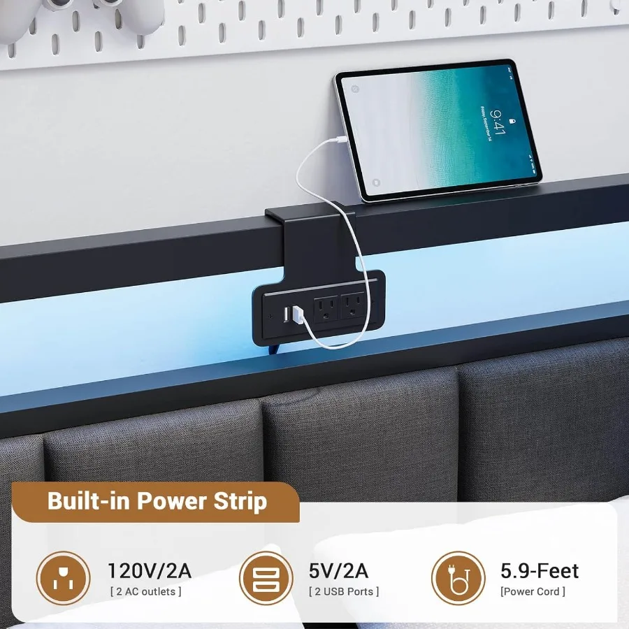 โครงเตียงมุมขนาดใหญ่ทันสมัย พร้อมลิ้นชักเก็บของในตัวและหัวเตียงหุ้มผ้าลายเส้น เหมาะสำหรับห้องนอนที่มีพื้นที่จำกัด