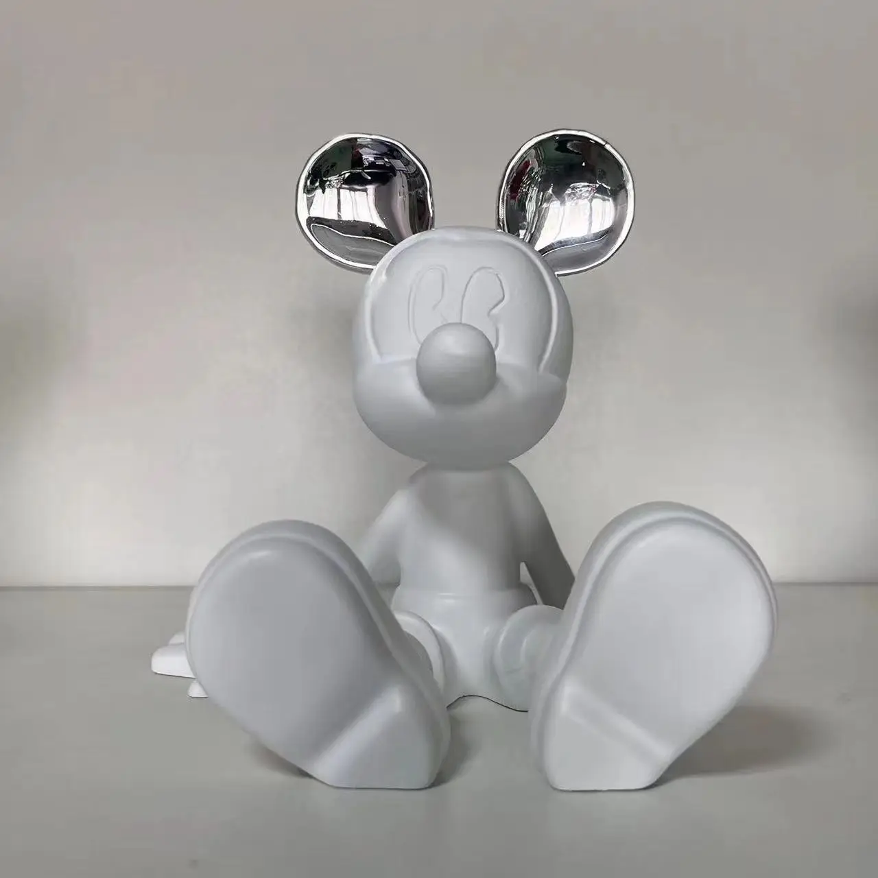 Bandai Disney Mickey Mouse Cartoon Figur sitzen Haltung Harz Modell Puppe Spielzeug für lebende Anime Statue Dekor Raum Ornament Geschenk 9