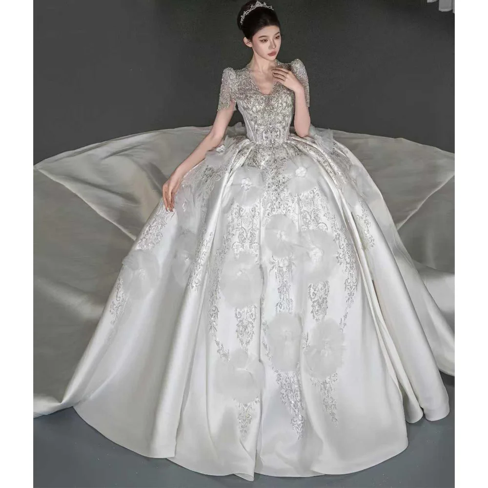 Robe de mariée personnalisable à col en v, manches courtes, détail en cristal brodé, 2026