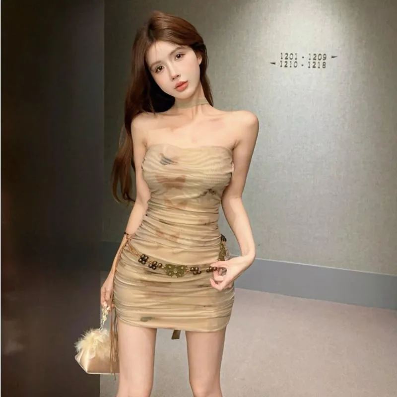 Menina quente high-end halter pescoço com decote em v vestido feminino verão novo nicho sem costas magro hip-abraçando vestidos curtos