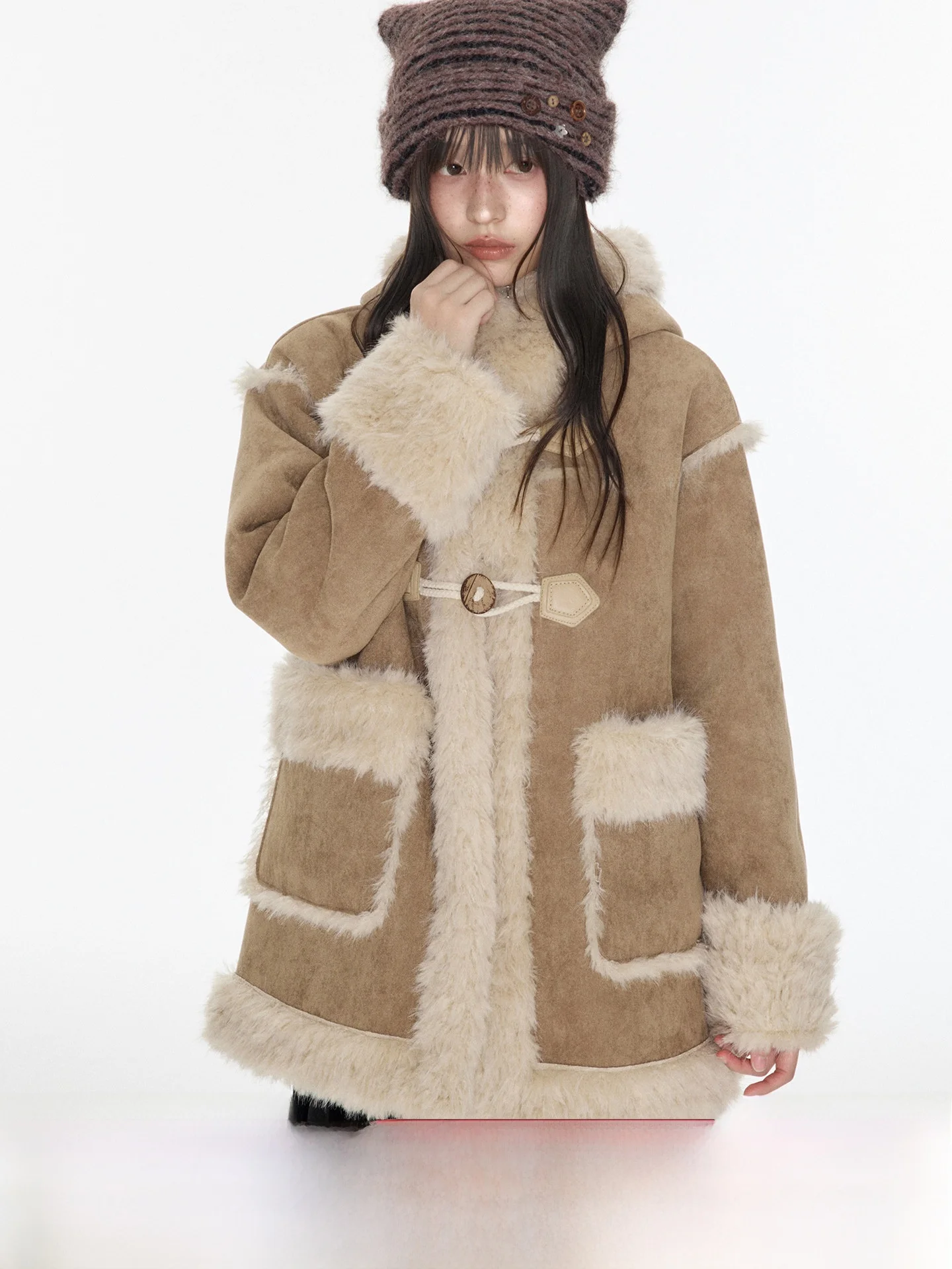 

Kaki Leather Fur Integrated Short Coat with Hood Mid-Length Women's Fashion Commute Style with Horn Buttons Fleece Lined