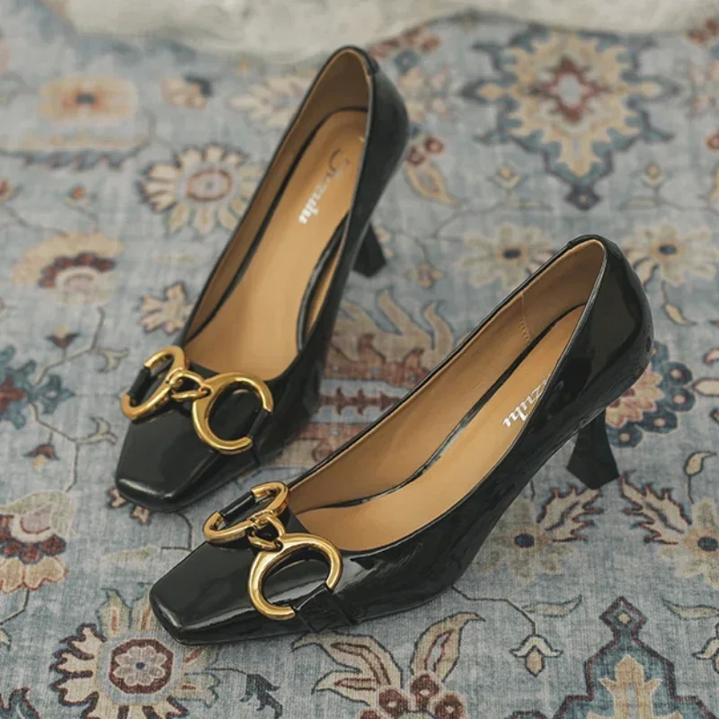 

Женские элегантные офисные туфли на высоком каблуке с металлической пряжкой и квадратным носком, модельные женские модные брендовые женские туфли-лодочки на среднем каблуке