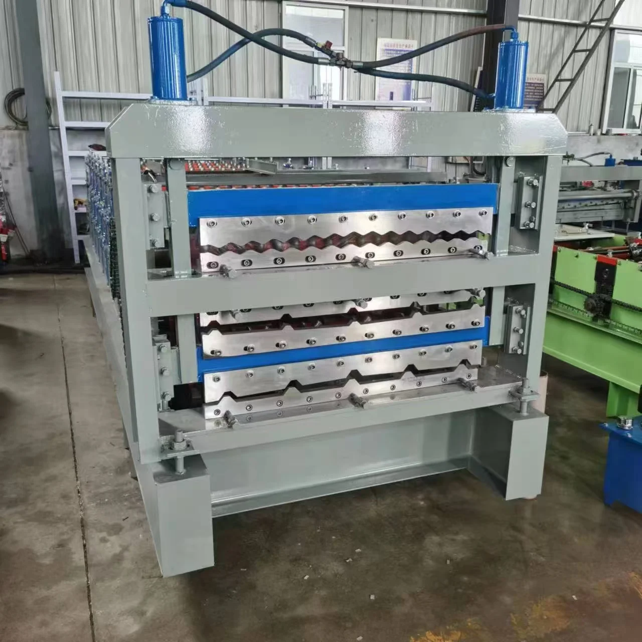 Macchina per la produzione di lamiere di zinco portatili per lamiere standard Macchina per la produzione di piastrelle per lamiere di tetto a tre strati Macchina per la formatura di rotoli di lamiere Ibr