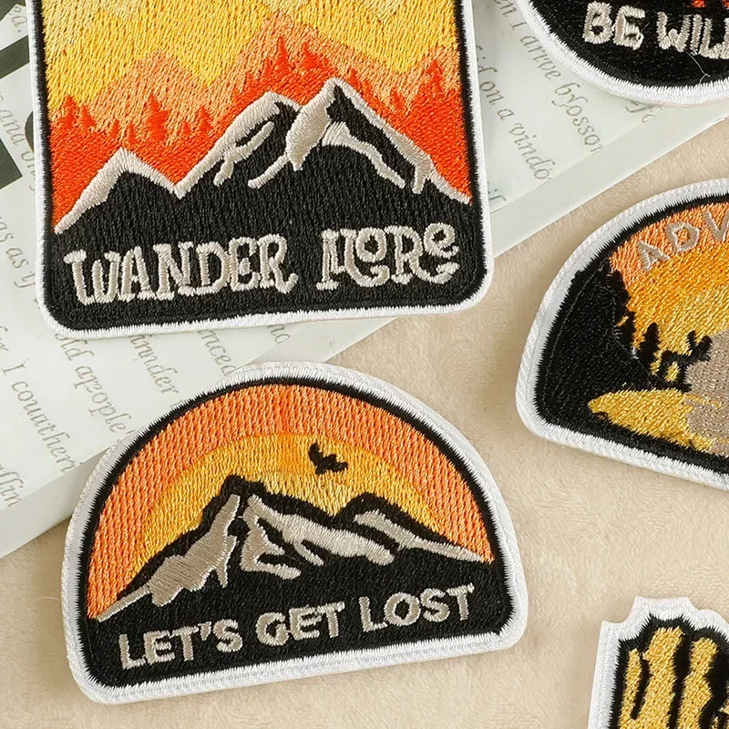 Cartoon borduurpatches berg zonsondergang buiten kamperen DIY opstrijkbare patches kleding badges tassen hoeden gepersonaliseerde accessoires