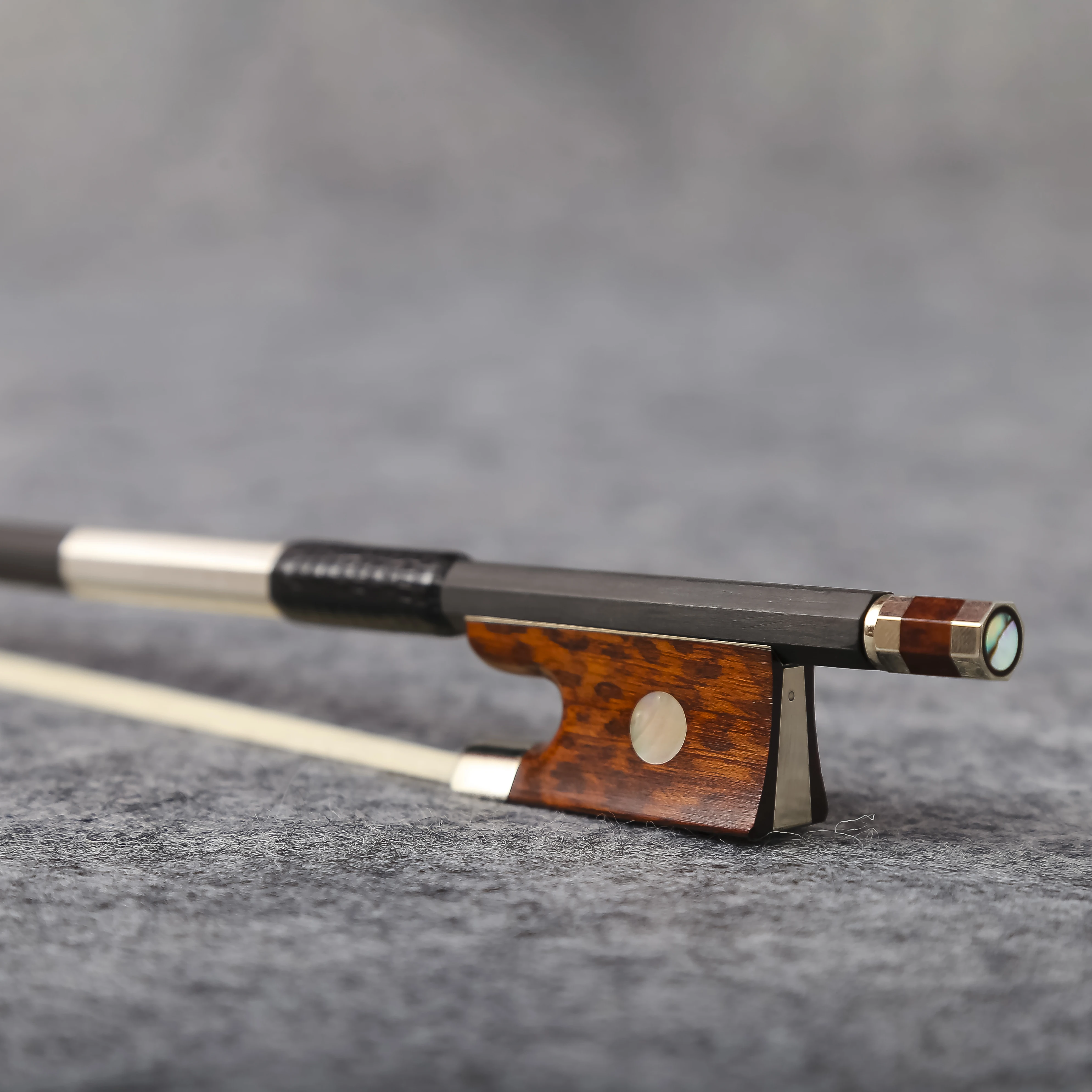 FREE SHIPPING CARBON FIBER VIOLIN BOW 4/4 Snakewood Frog With Pearl Single Eye And Nickel Silver Parts FP1073