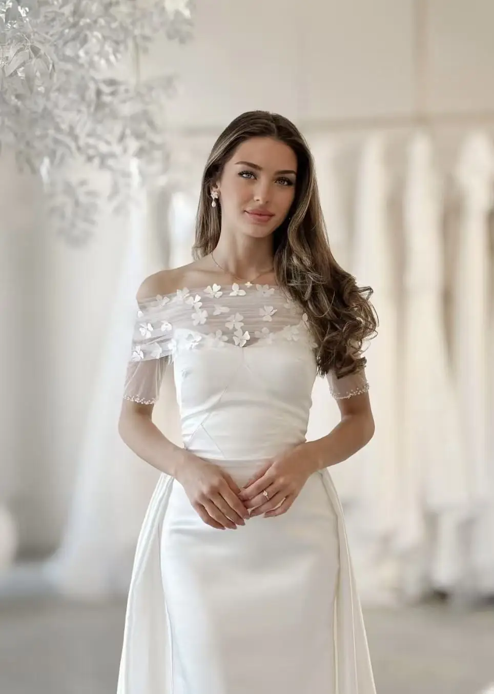 فساتين زفاف حورية البحر بسيطة بيضاء قبالة الكتف ثلاثية الأبعاد زهرة الساتان فستان الزفاف 2026 فساتين حفلات الزفاف حسب الطلب #4