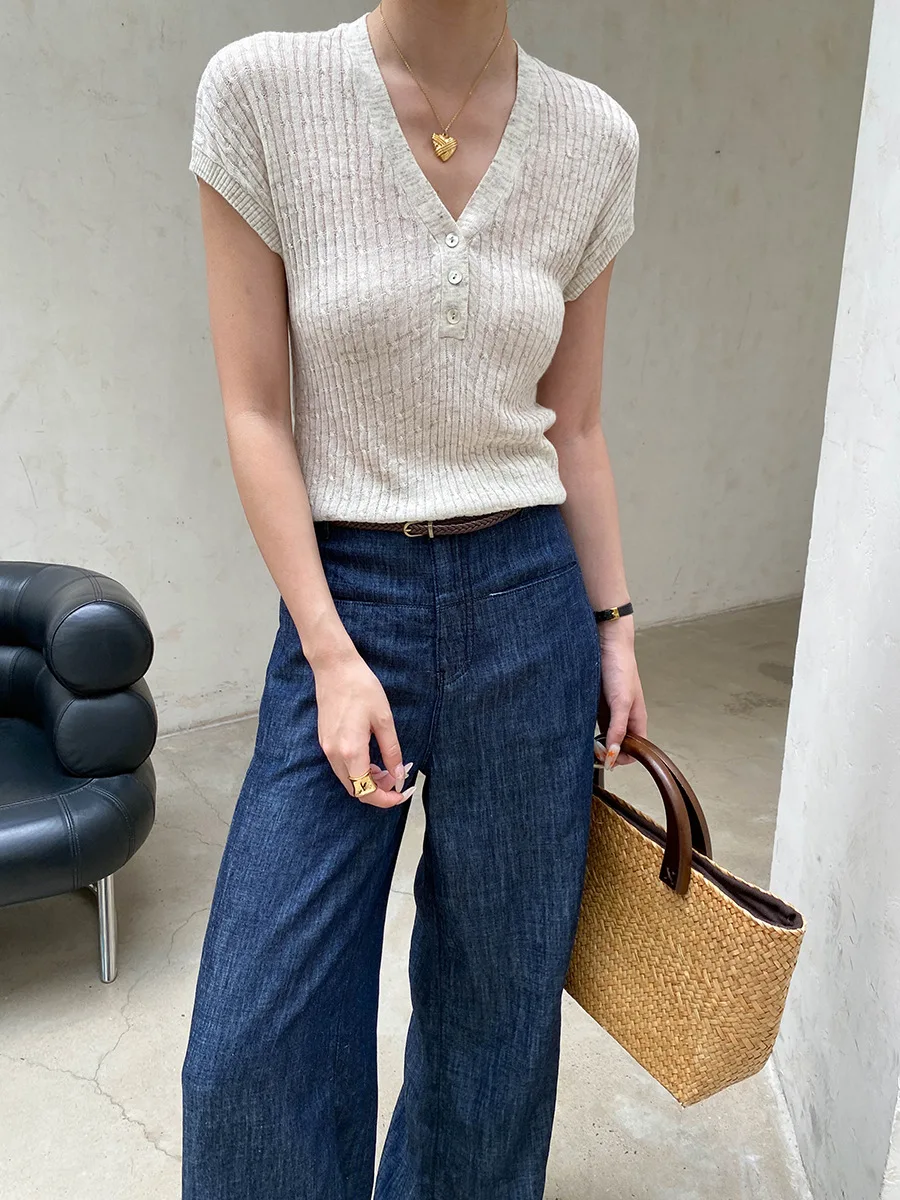 Sommerliche Damenjeans in einfarbigem, schlank machendem, geradem Schnitt mit langen Beinen. – Detail 11