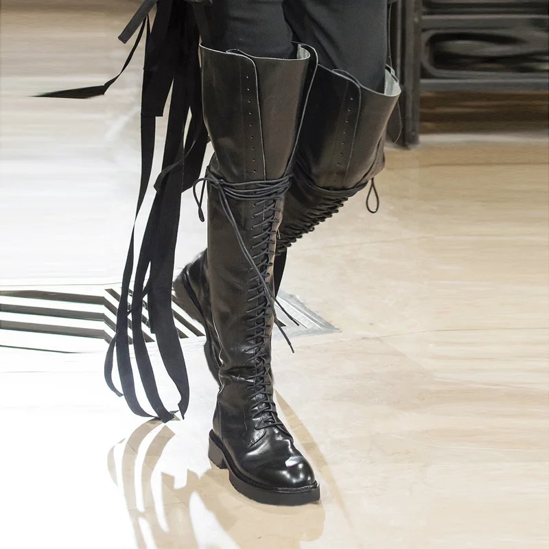Runway Schwarz Leder Bandage Flache Oberschenkel Stiefel Frau Ritter Stiefel Vordere Schnürung Damen Frühling Overknee Britische Stiefel