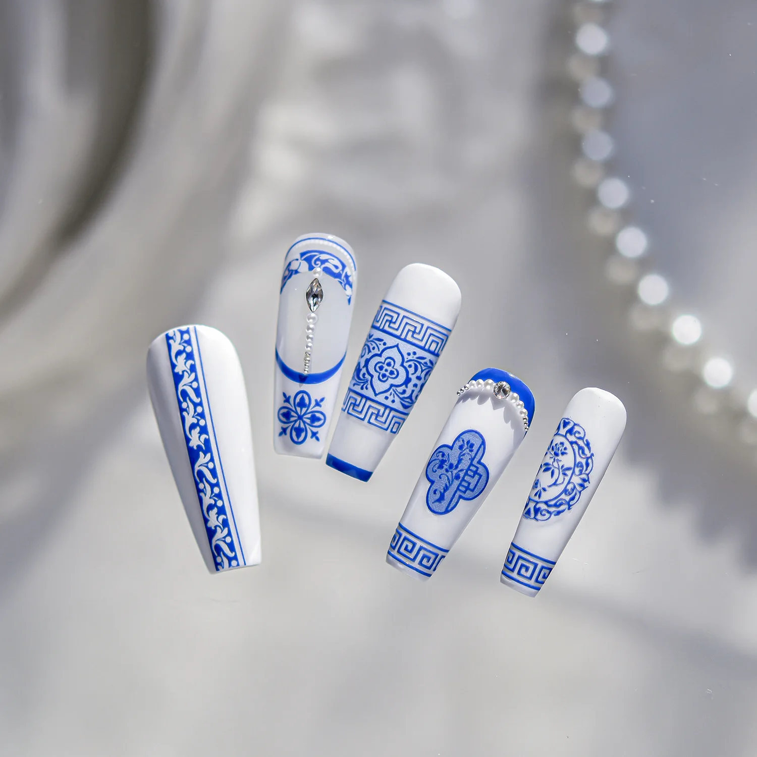 Squisiti adesivi per unghie in porcellana bianca blu Modelli di fiori in stile cinese Eleganti adesivi decorativi autoadesivi per unghie