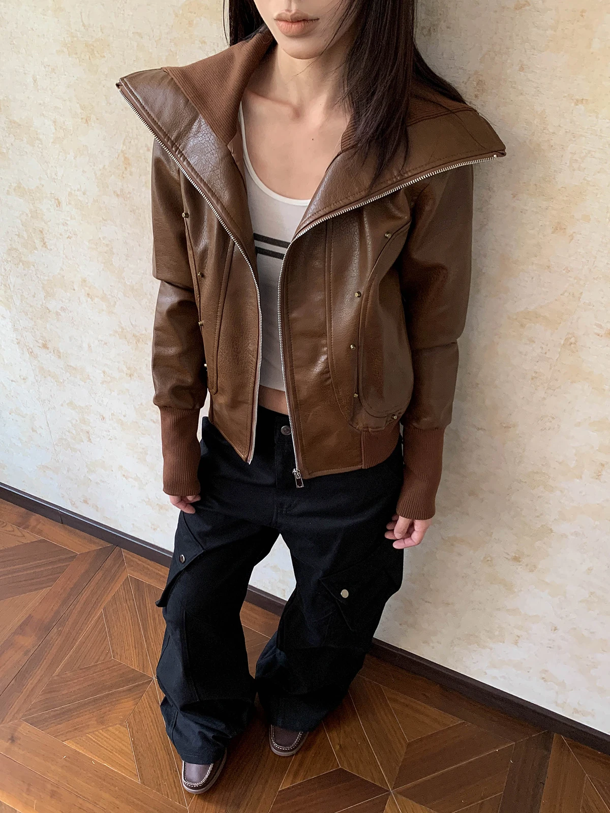 Jaqueta Feminina de Couro PU Estilo Motociclista com Rebites, Gola Virada, Cintura Ajustável e Versátil - Estilo Spicy Girl