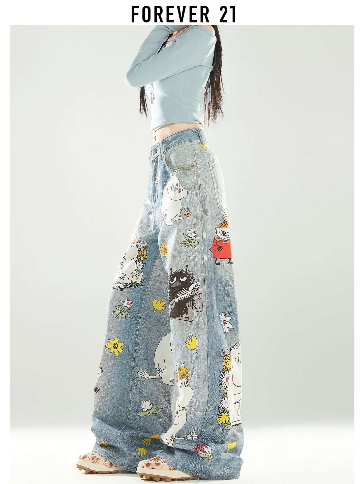 Calça Jeans Feminina de Cintura Alta com Estampa de Desenho Animado, Perna Larga, Efeito Emagrecedor, Corte Reto Curto, Forever 21, Moda Casual Primavera