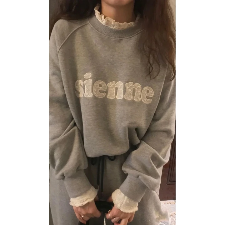 سترة نسائية مصممة بأكمام طويلة وياقة مستديرة مع تطريز دانتيل خريفي وأزرار خلفية وحزام، بأسلوب الشارع