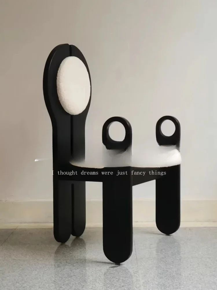 Eetkamerstoel van internetberoemdheid