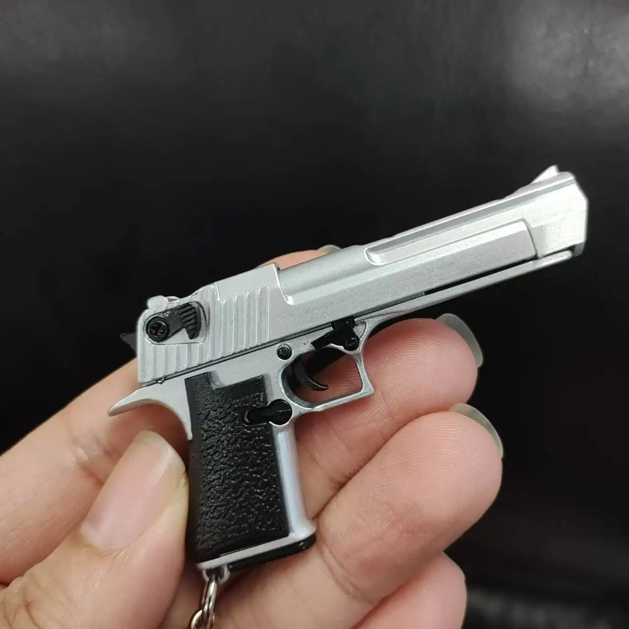 Mini modelo de pistola de aleación 1:4, llavero de águila del desierto, Mini arma de juguete, modelo de arma, llavero de Metal para adultos y niños, regalo de Navidad