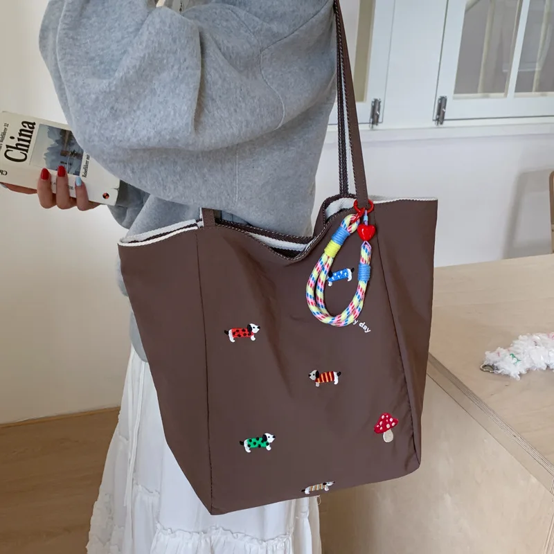 

Милые женские сумки на плечо с вышивкой, большая вместительная женская повседневная сумка-тоут, полосатые сумки контрастного цвета для девочек с подвеской