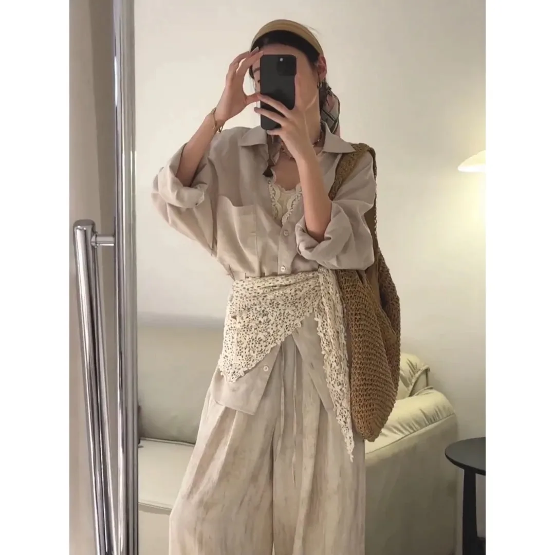 

Элегантный весенний комплект из трех предметов: блузка с кружевными вставками и длинными рукавами, брюки с высокой талией и широкими штанинами.