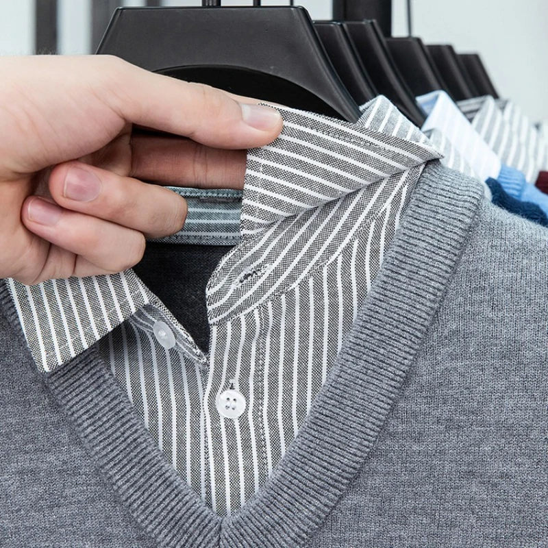 ​ ​ เสื้อสเวตเตอร์คอปกถักสำหรับผู้ชาย - สีฟ้าอ่อน (6 สี) ดีไซน์สองชั้นแบบหลอกตา สไตล์ลำลองสำหรับธุรกิจ ​   ยืดหยุ่น สวมใส่สบาย
