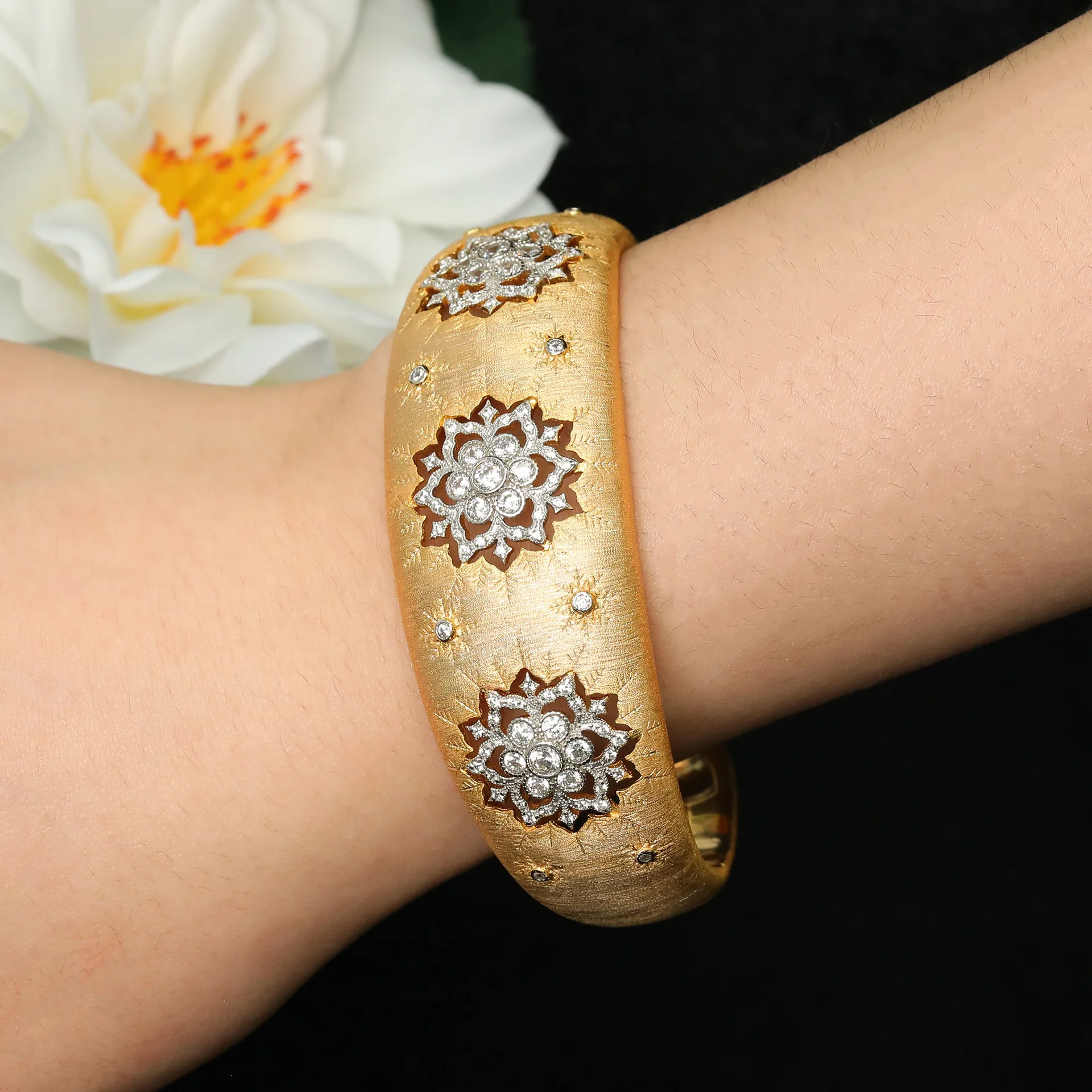 

Браслет Bellux из серебра 925 пробы с позолотой, синтетическим цирконом, в итальянском королевском стиле, с открытым дизайном, винтажное украшение