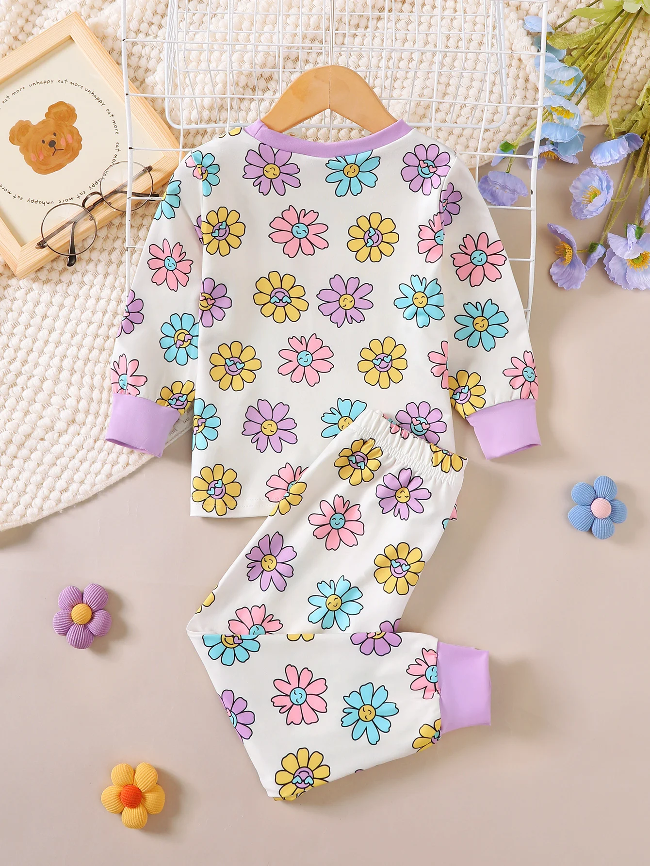 Girls' Spring and Autumn Long-Sleeve Loungewear Set with Colorful Smiley Face and Floral Print, Round Neck, Soft and Comfortable Children's Two-Piece Set, Breathable Casual Long-Sleeve Long Pants Loungewear for Girls Aged 2-7