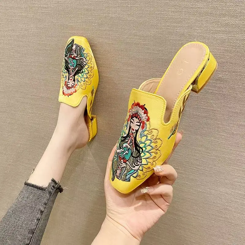 Zapatillas de estilo étnico para mujer, bordadas en seda, de alta calidad, con suela suave, punta cerrada, tacón cuadrado, para el hogar y exteriores.