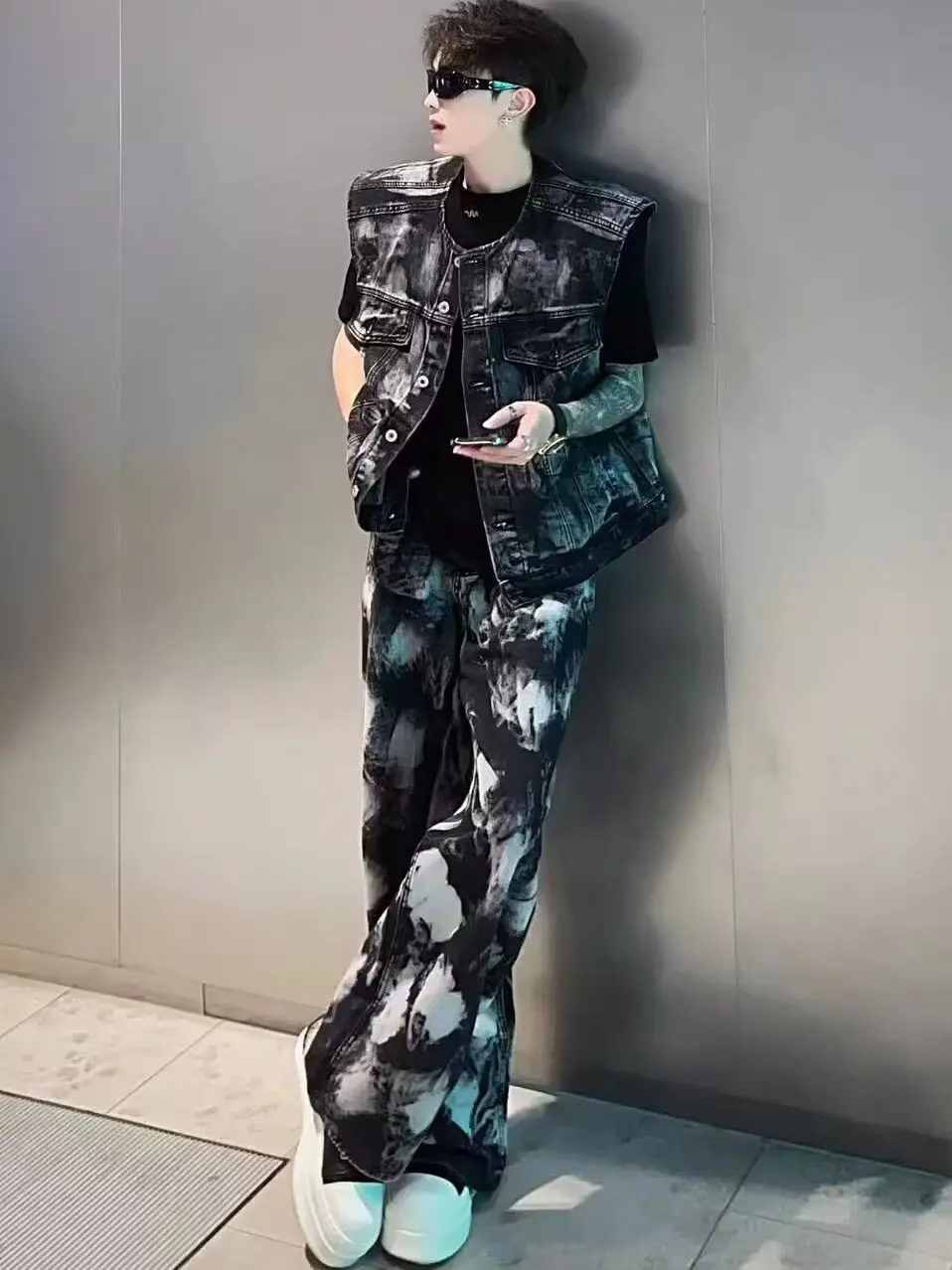 

Retro American Dyed adient Faded Jeans Vest And Long Pants Set Loose Wide Leg Jeans for Men fiti Design Casual Wear