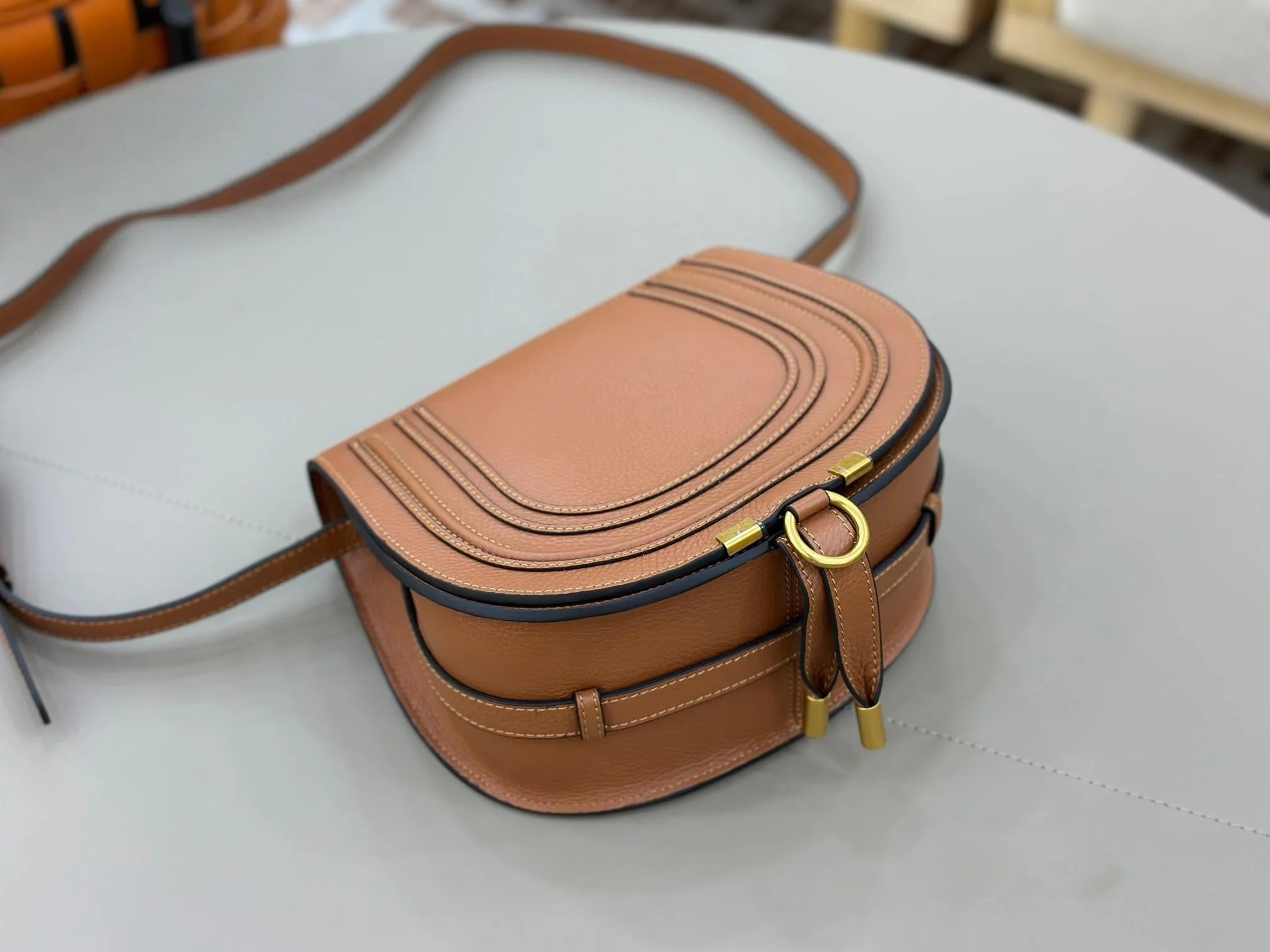 25 Ultima borsa a ferro di cavallo casual con tracolla a tracolla in tinta unita con frange in pelle di vitello a grana