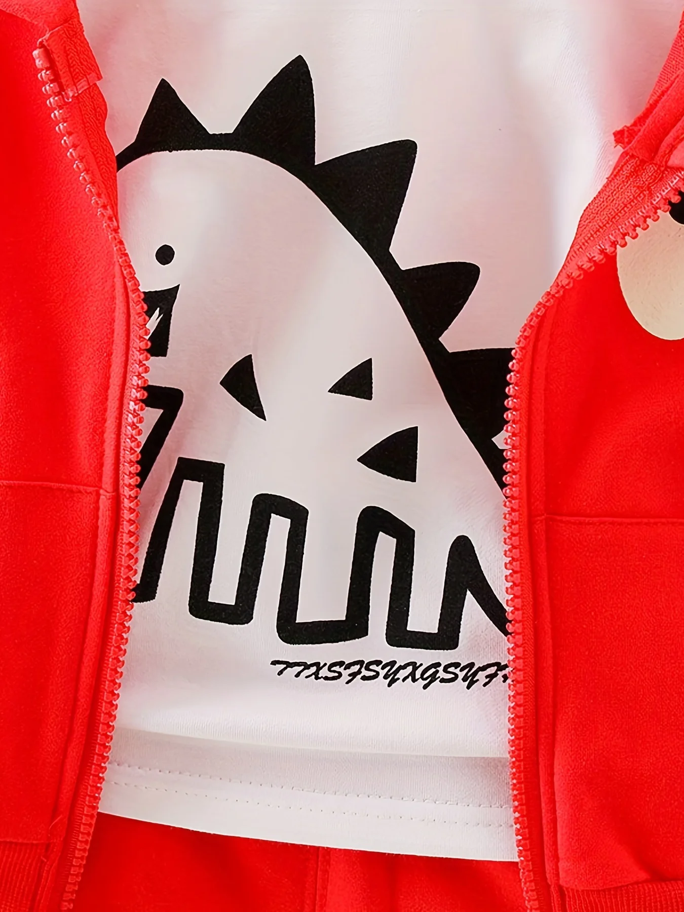 3-teiliges Dinosaurier-Outfit für Jungen, Kapuzenjacke mit Reißverschluss, Cartoon-Print, Innen-T-Shirt, Spikes-Dekor, elastische Bündchen, Jogginghose, Kinder-Trainingsanzug-Set – Detail 4