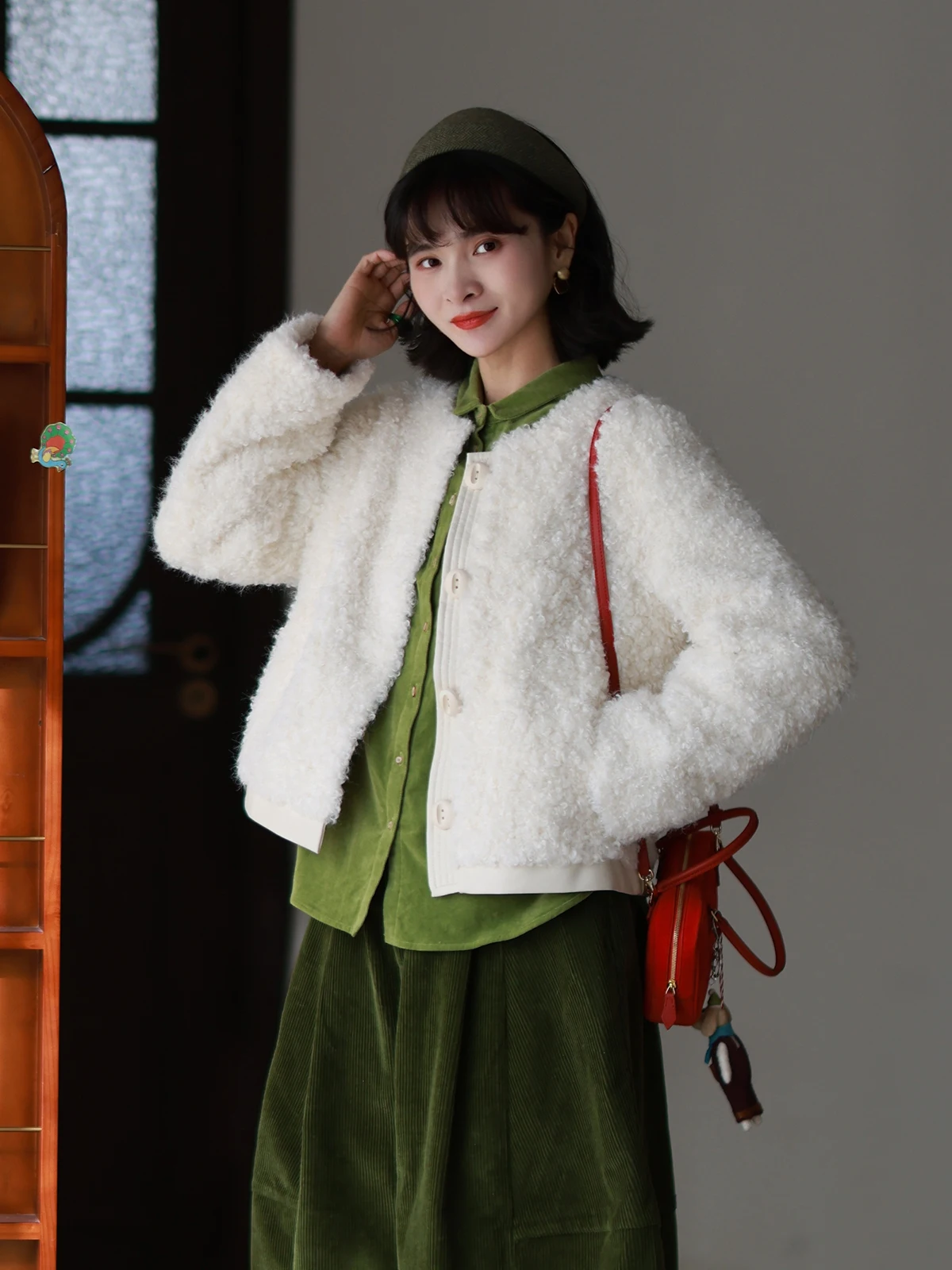 

Женское зимнее пальто из искусственного меха и замши, пушистое, свободного прямого кроя, с длинными рукавами, на пуговицах, верхняя одежда