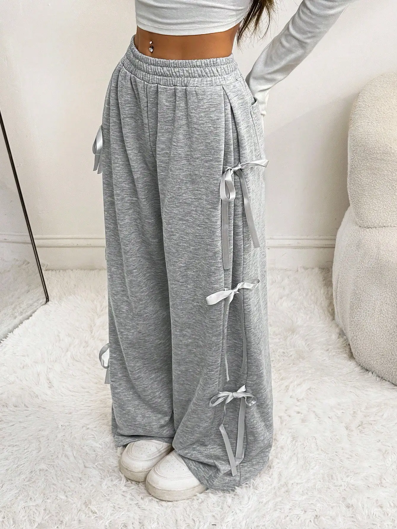 

Серые широкие спортивные брюки с атласными лентами-завязками, свободного кроя, удобные брюки для осени и зимы