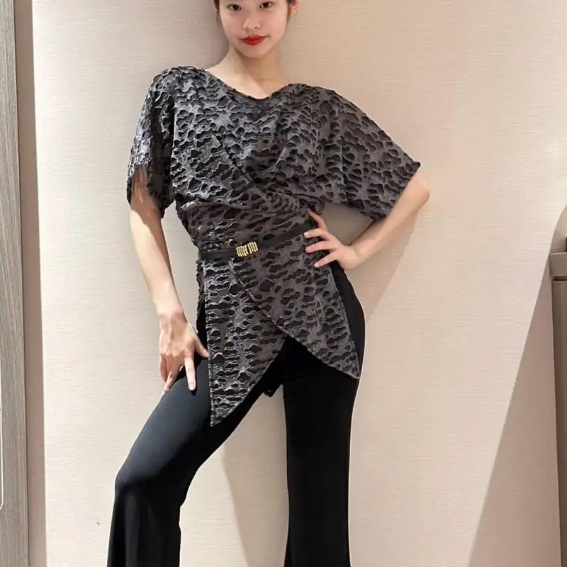 カスタムメイドのラテンダンスドレス、イレギュラーなルーズカバーシャツ、斜め肩の五分袖、ベルト付き、教師の練習用