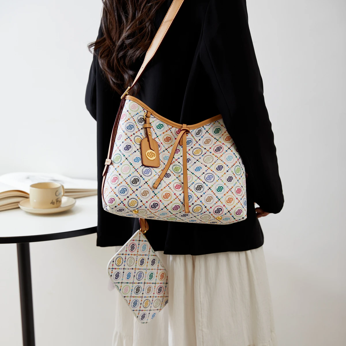 

Elegant Leather Crossbody Bag for Women Luxury Brand Classic Design with Adjustable Strap and Spacious Compartments