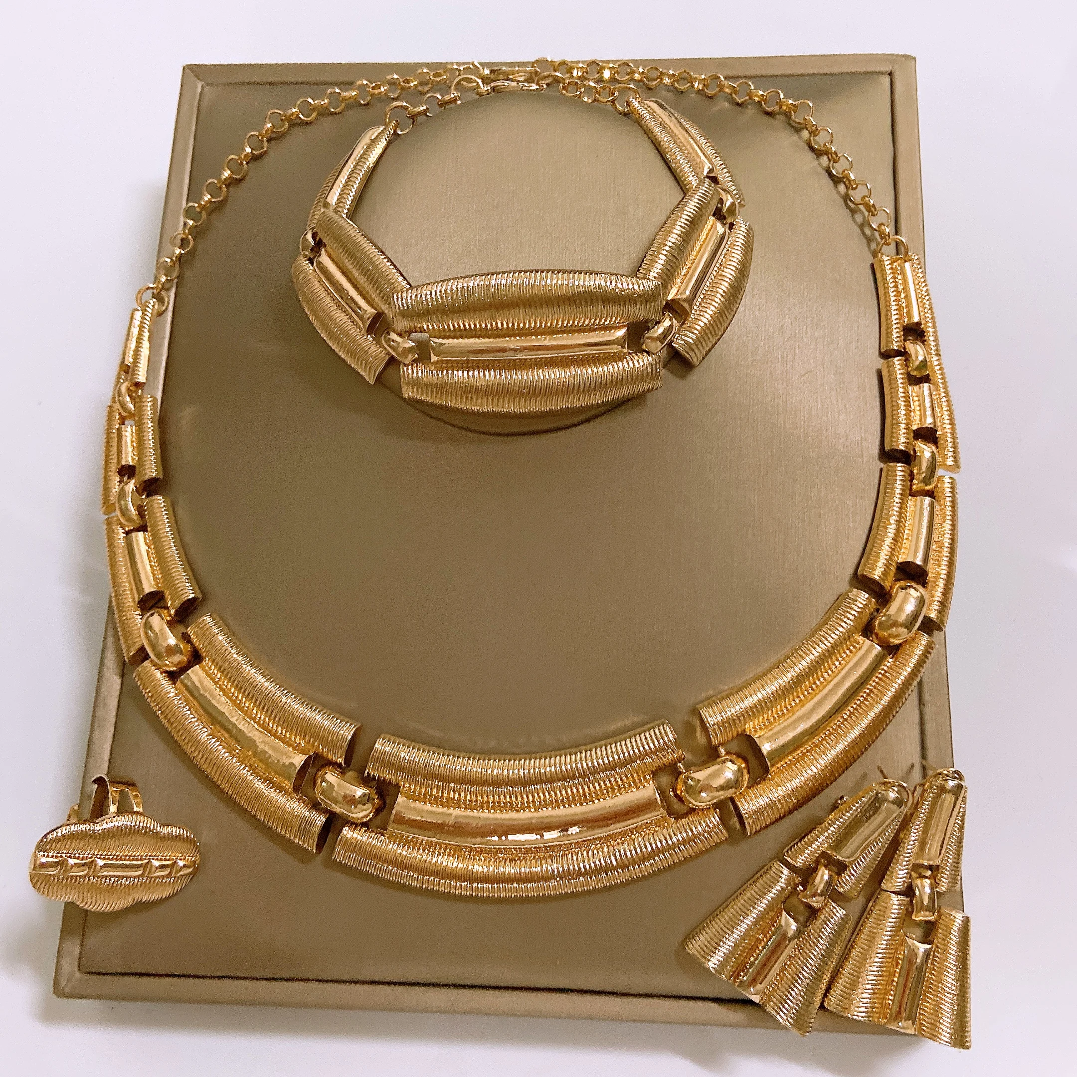 Yulaili Vintage Gold Plated Textured Jewelry Set Including Necklace Bracelet Earrings Brooch for Women Retro Party Wear DH23109