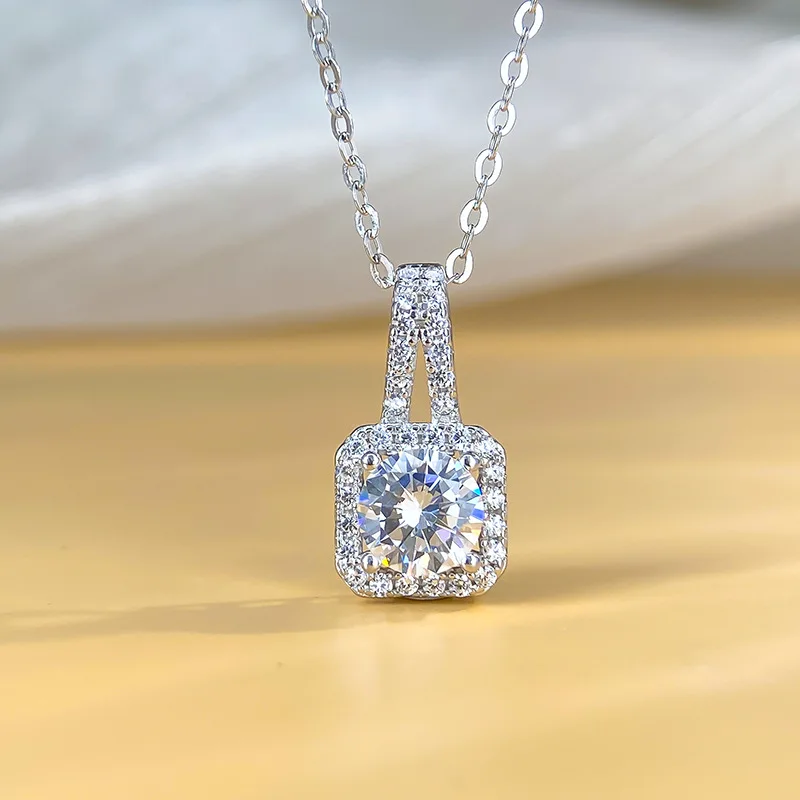

PT950 Platinum Moissanite Square Pendant Necklace Women Tarnish-Free Collarbone Chain Niche Design Luxury Jewelry Cross-border W