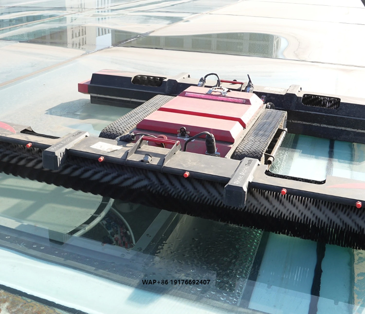 High-Efficiency Dust Removal Function Solution Tool Solar Panel Cleaning Robot for Industrial Photovoltaic Station Maintenance
