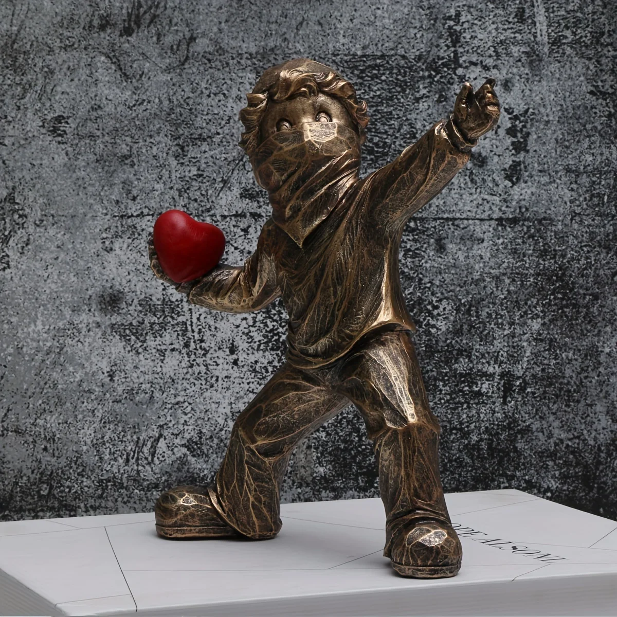 Best Selling Heart Stone Throwing Boy Figurine Creative Luxury Living Room Art Sculpture Home Decor