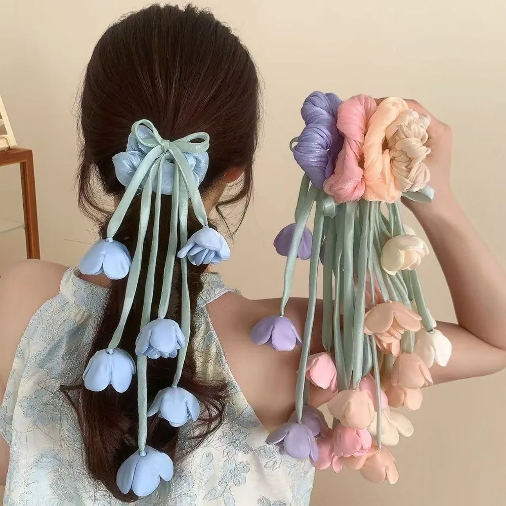Coletero Floral de Tulipanes de Moda con Diseño Etéreo y Cinta Colgante Decorativa