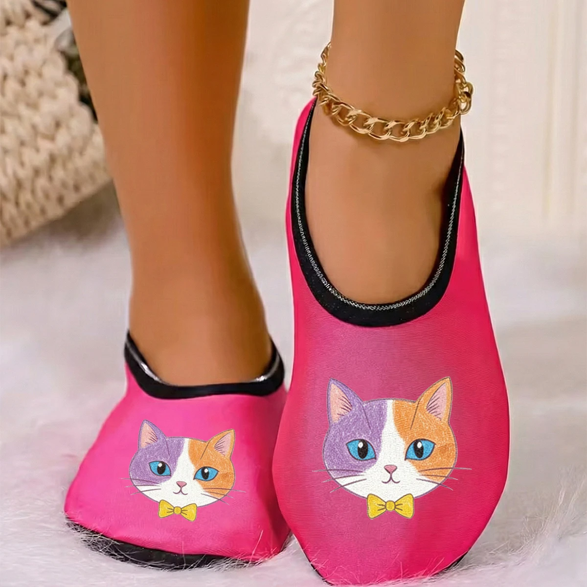 شبشب نسائي لطيف مطبوع عليه قطة من جلد الغزال يسمح بمرور الهواء ومرونة عالية للاستخدام الداخلي ومضاد للانزلاق