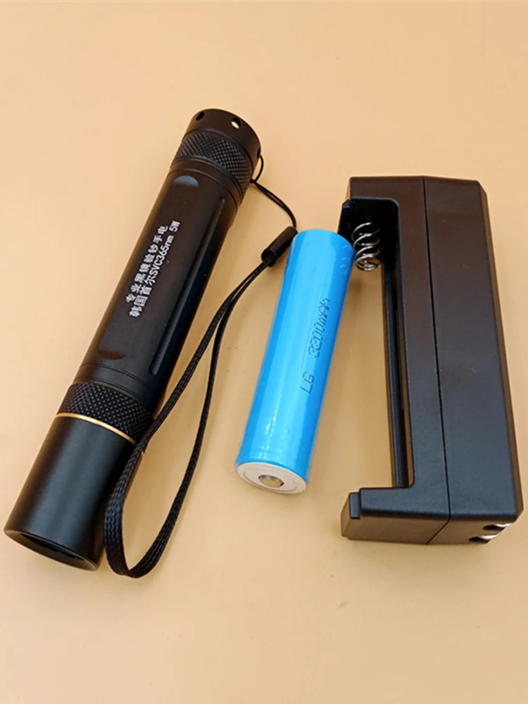 

Seoul, South Korea Fluorescent Coin 365 Purple Light Household Banknote Detector Flashlight Special Charge Mini Curing Lamp