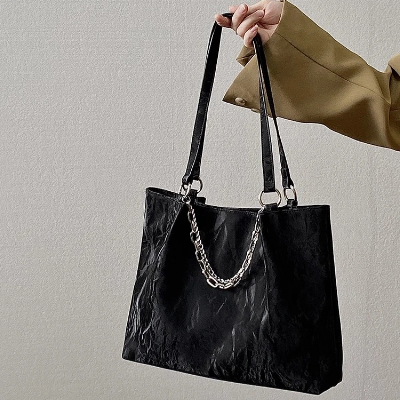 

2025 Autumn New Arrivals Large Capacity Chain Tote Bag Korean Style Simple Commuter Shoulder Bag Female Polyester Lining Handbag