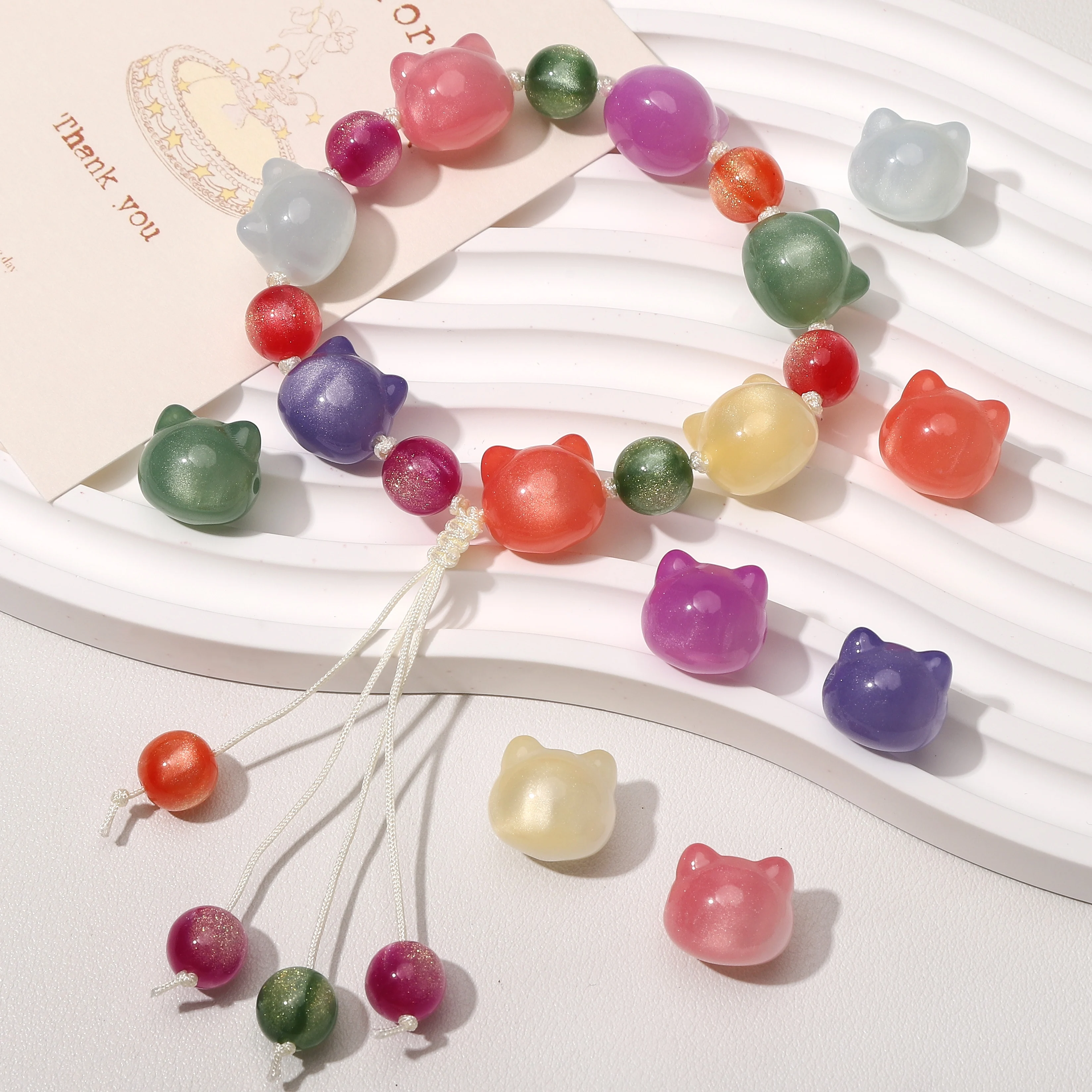 7 Stück UV-Licht-empfindliche, farbwechselnde Harzperlen in Form von niedlichen Katzenköpfen für DIY-Armbänder, Halsketten, Anhänger und Schmuckherstellung – Detail 6