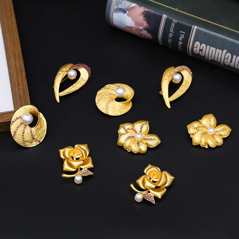 Exaggerated large circular ring brooch for women, simple and fashionable, antique metal pin