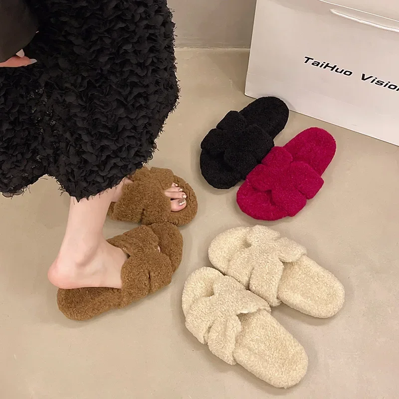 Zapatillas de lana de fondo suave para mujer, ropa para exteriores, novedad de Otoño Invierno 2021, rollo de lana de fondo plano, zapatillas de algodón con una sola correa para el hogar