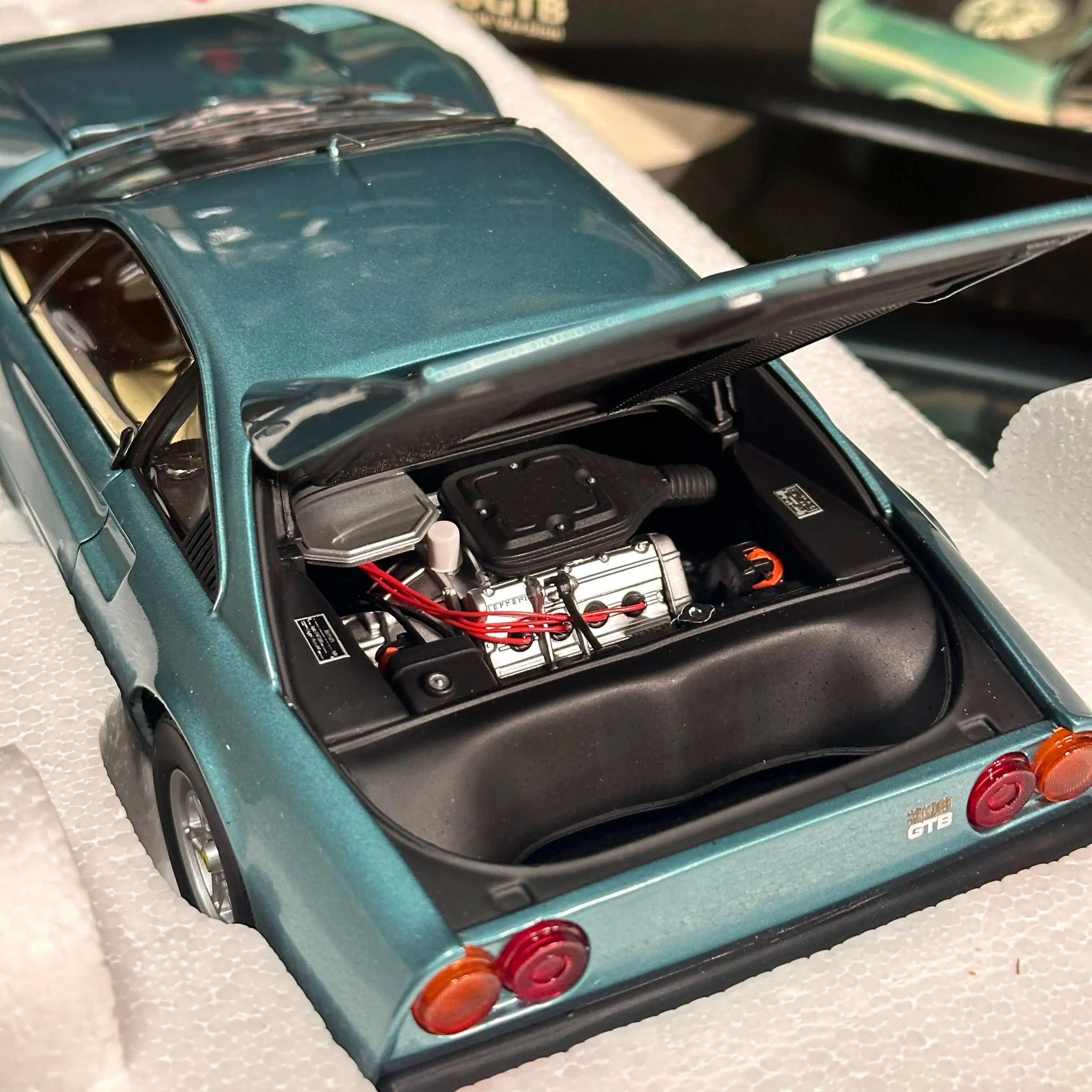 كيوشو 1:18 308GTB باريس عرض السيارات طبعة محاكاة طبعة محدودة جميع المفتوحة سبيكة معدنية ثابتة سيارة لعبة مجسمة هدية