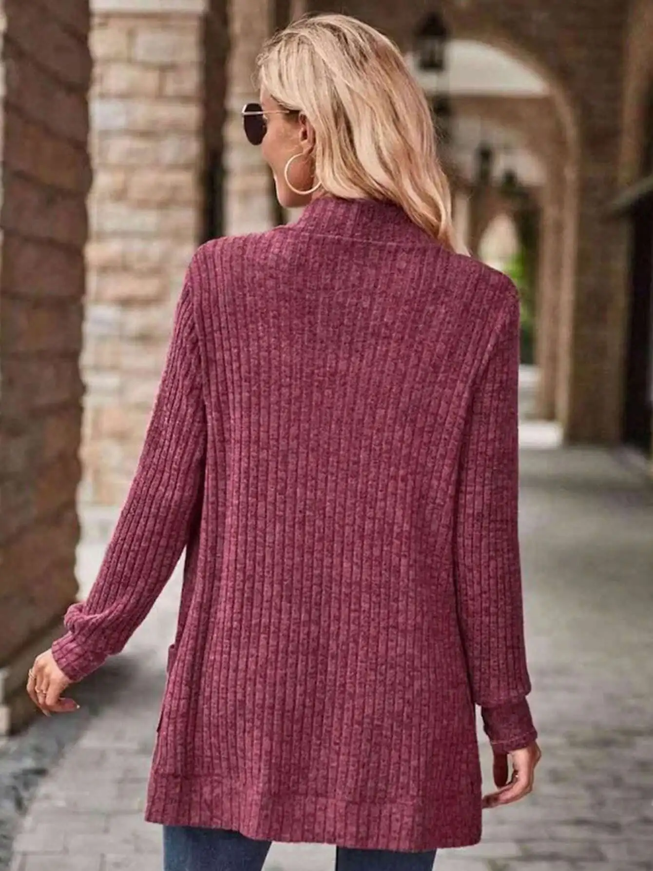 Damska kurtka o minimalistycznym kroju, w jednolitym kolorze, z długim rękawem, o regularnym kroju.